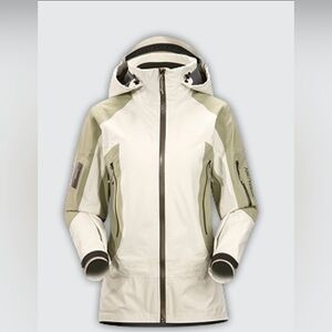 Women’s small arc’tryx gortex shell jacket in white tea.